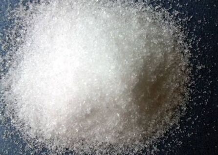 当结晶体溫度降低到47℃时,作业员添加动能转换剂